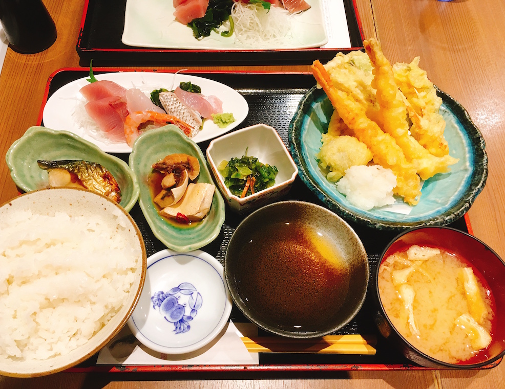 金沢駅あんと 魚菜屋 でボリューム満点の定食ランチ ハニコログ