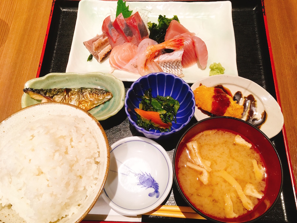 金沢駅あんと 魚菜屋 でボリューム満点の定食ランチ 石川 ハニコログ