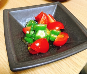 黒い小鉢にトマトとオクラのサラダを入れてみました
