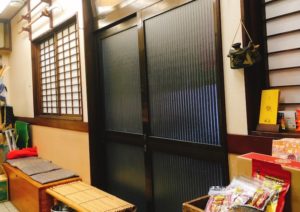 座って待てる場所もあります