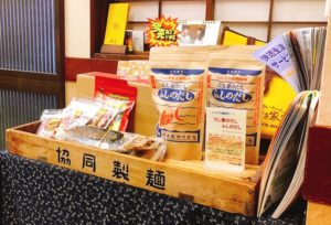 入り口脇には商品も陳列されています