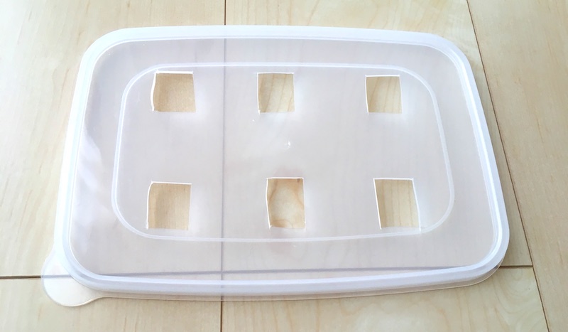 小さめの四角い穴を6こ開けたタッパーの蓋