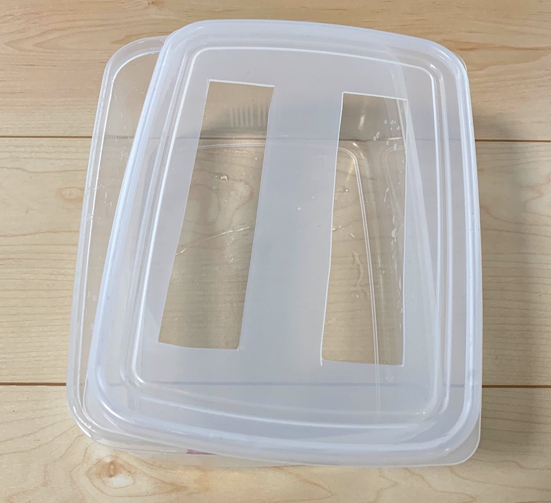 二列に長く穴をあけたタッパーの蓋