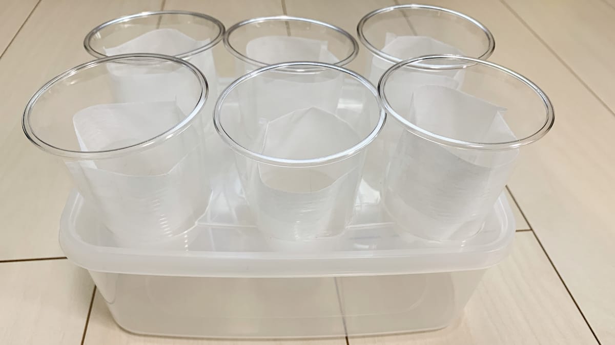 プラスチックカップをセット準備