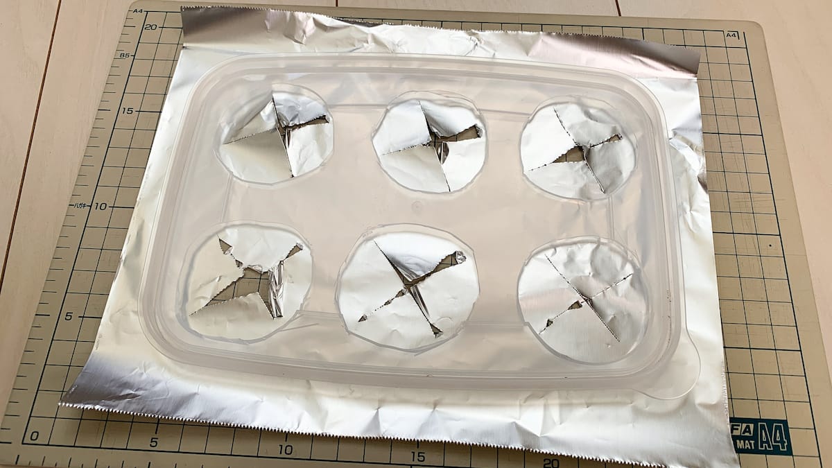 6個の穴とアルミホイルも準備