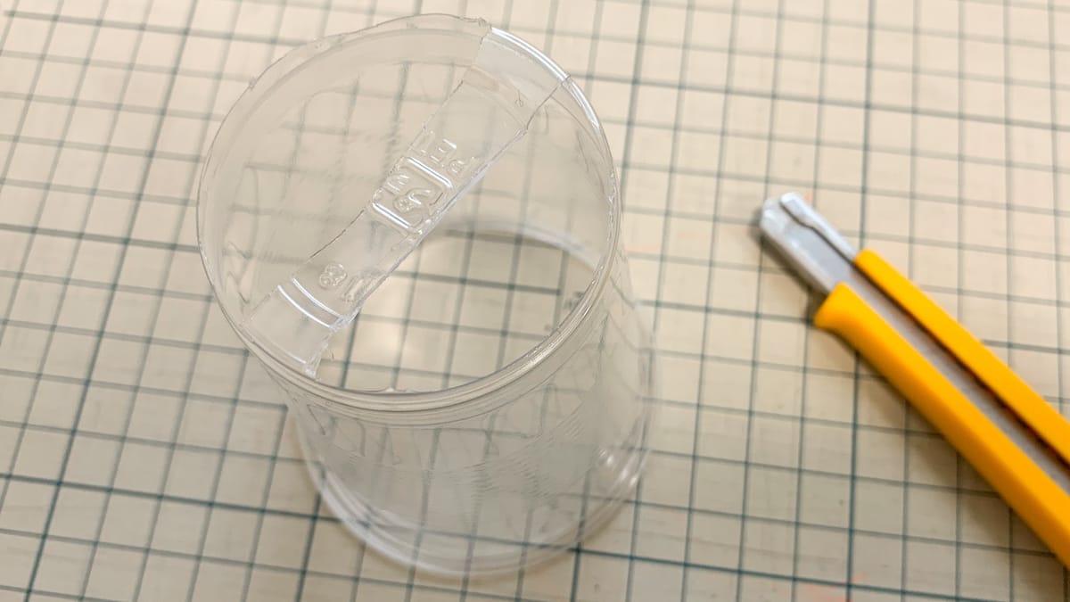 プラスチックカップの底を切る