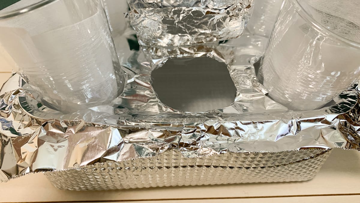 アルミホイルをめくると、水やり用の穴