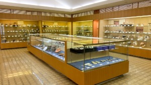 古墳時代から江戸時代の遺跡出土品の展示棚