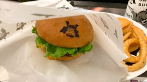 バーガー用紙袋から見えるハンバーガー
